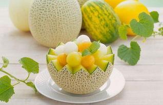 女子吃哈密瓜的视频图片,女子品尝香甜哈密瓜，甜蜜瞬间定格