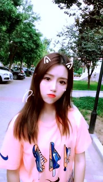 女孩在庙里吃瓜视频,女孩庙里吃瓜，意外走红网络