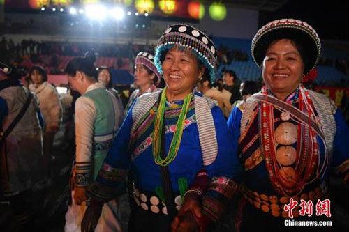 傈僳族小伙吃瓜视频播放,展现民族风情与美食魅力